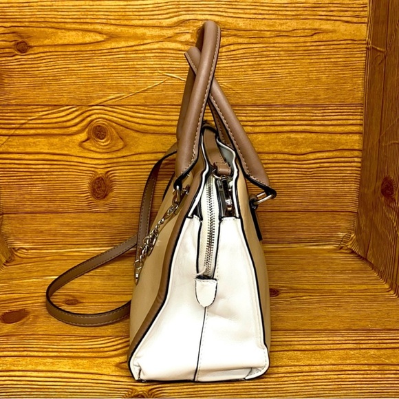 Guess ORIGINAL- FAUX-LEATHER SATCHEL GUESS BAG NGN 25000 immaculately EUC 💯🔥🔥 - Picture 2 of 15